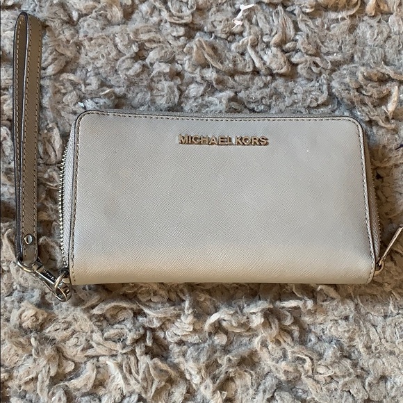Micheal Kors gray wallet - Picture 1 of 3